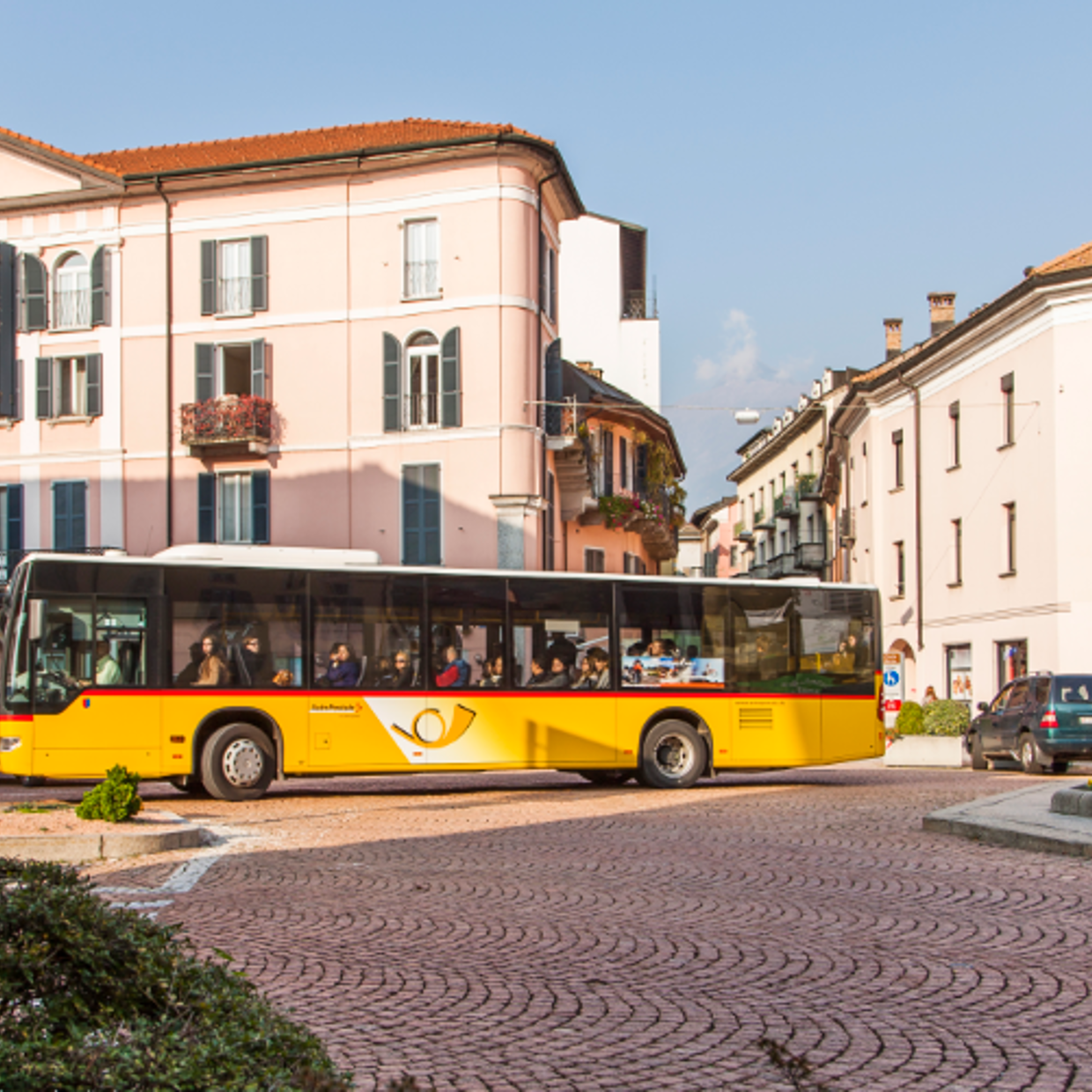 Car postal dans un paysage automnal